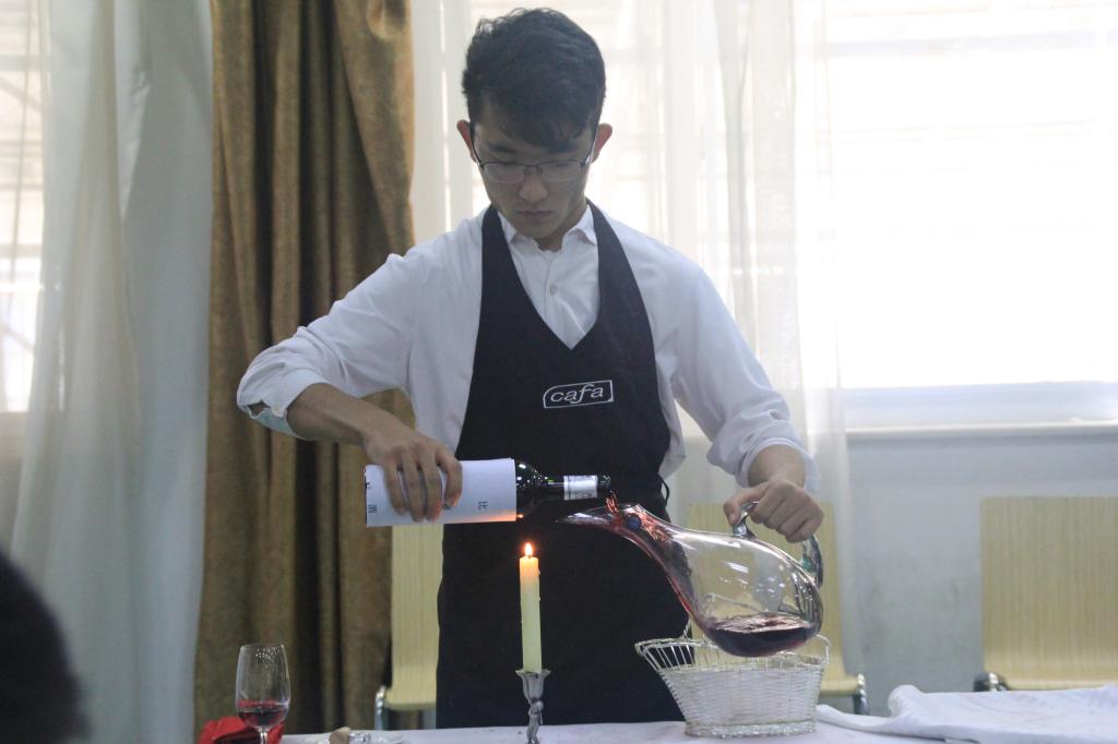 参赛选手现场操作