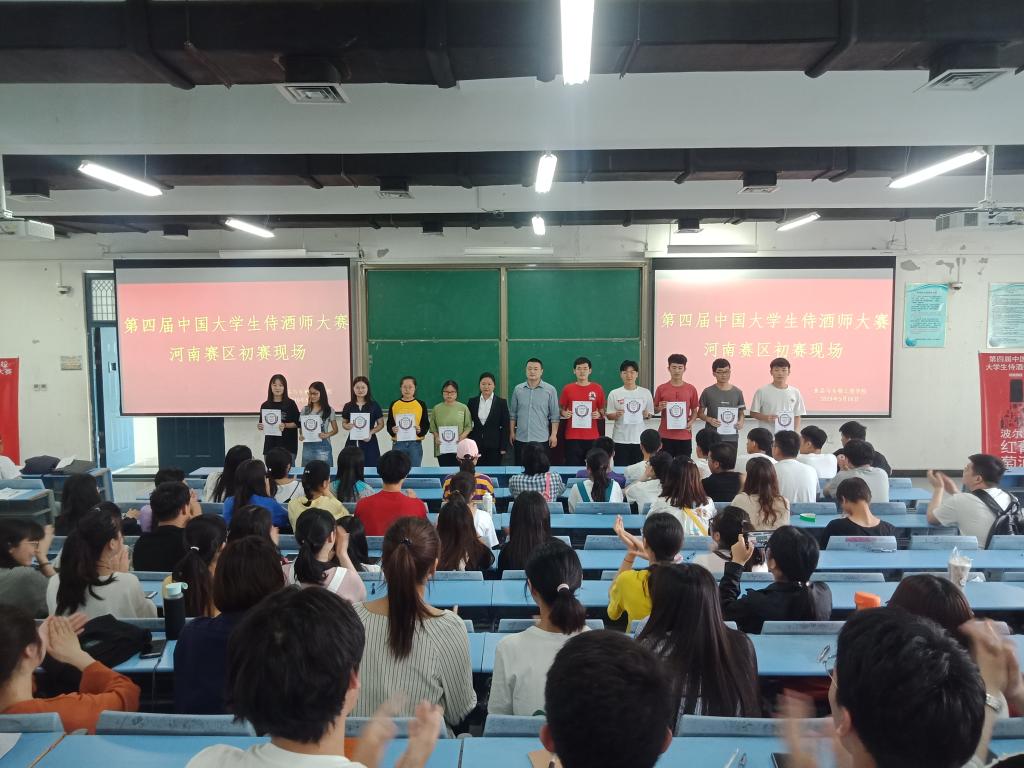 刘延波老师为初赛获奖选手颁奖