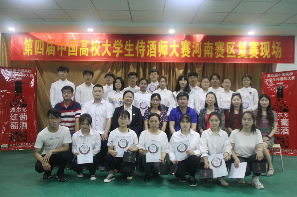 领导、老师与复赛选手合影留念